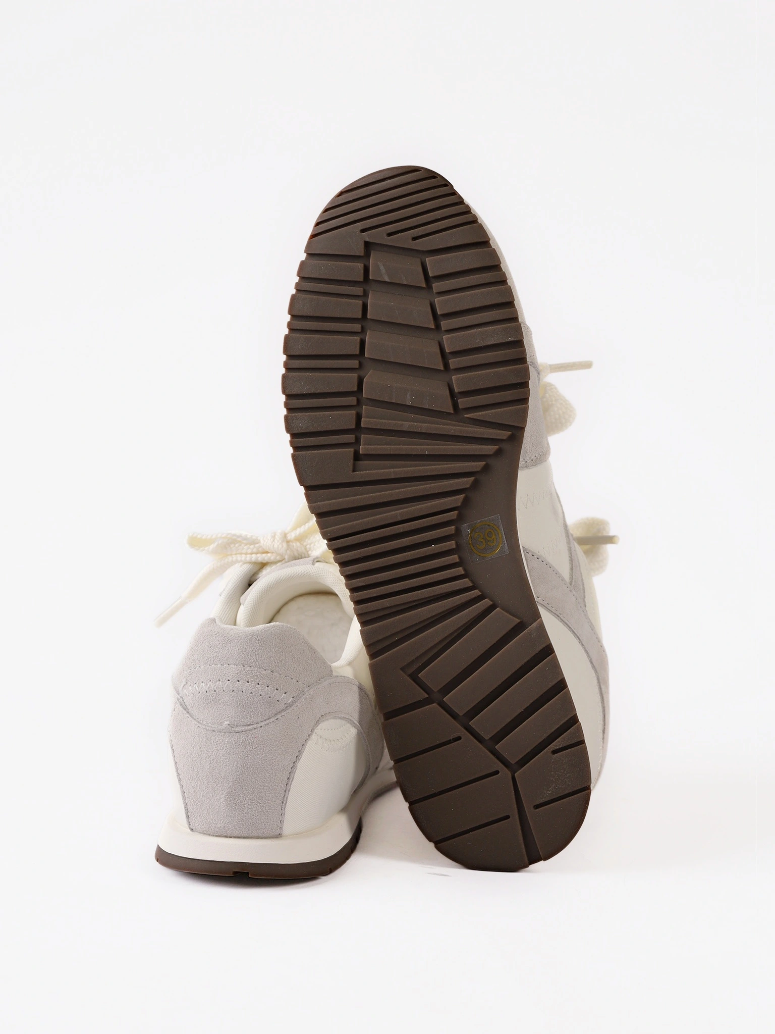 Кроссовки комбинированные серо-белого цвета на низкой подошве